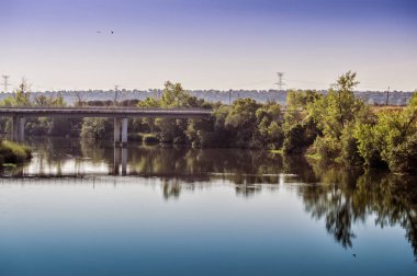 Malpica de Tajo, Toledo eyaletinde Tagus nehri üzerinde Modern köprü. İspanya.