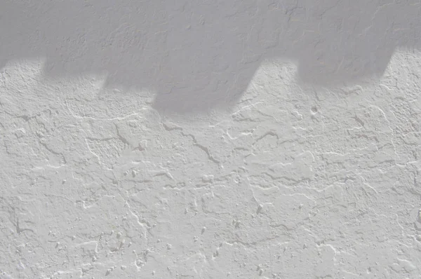 Fondo Con Una Pared Blanca Rugosa Con Sombra Techo — Foto de Stock