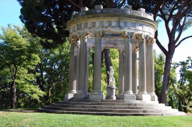 Madrid Capricho parkında Neoklasik tarzı çardak. İspanya.