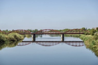 Talavera de la Reina, Toledo Tagus nehri üzerinde kırmızı demir köprü. İspanya
