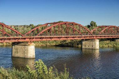 Talavera de la Reina, Toledo Tagus nehri üzerinde kırmızı demir köprü. İspanya