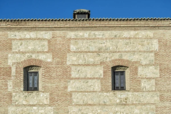 Facciata Pietra Mattoni Con Due Finestre Gemelle Edificio — Foto Stock