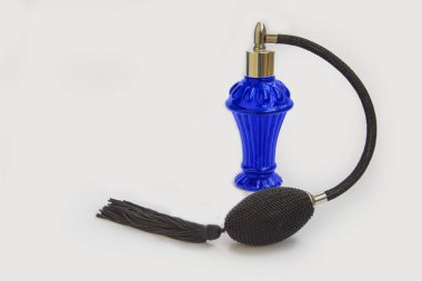 Kobalt mavisi cam parfüm şişesi ve beyaz arka planda izole edilmiş eski atomizer.