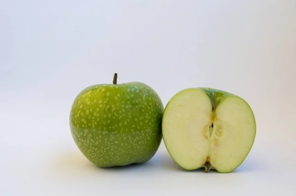 Mogen Grön Äpple Frukt Med Äpple Halv Isolerad Vit Bakgrund — Stockfoto