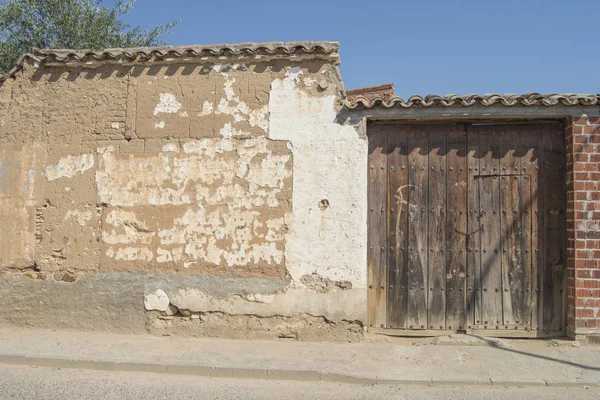 Gran Puerta Madera Una Pared Astillada Edificio Antiguo Pueblo España — Foto de Stock