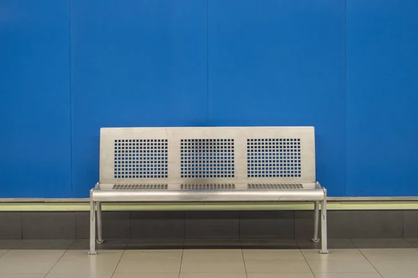 Металлическая Скамейка Метро Мадрида Фоне Синей Стены — стоковое фото