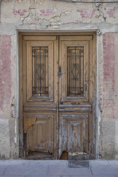 Vieja Puerta Madera Una Fachada Blanca Una Casa —  Fotos de Stock