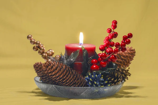 Weihnachtsmittelstück Mit Kerze Tannenzapfen Und Mistelzweig Mit Beeren Und Gold — Stockfoto