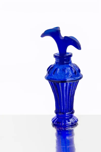 Bottiglia Profumo Vetro Blu Cobalto Con Riflesso Isolato Sfondo Bianco — Foto Stock