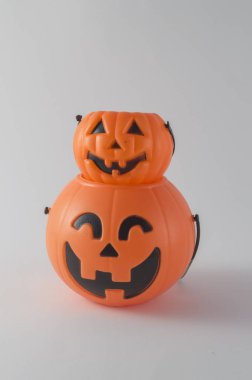 Beyaz arka planda izole edilmiş iki plaktik cadılar bayramı kabağı