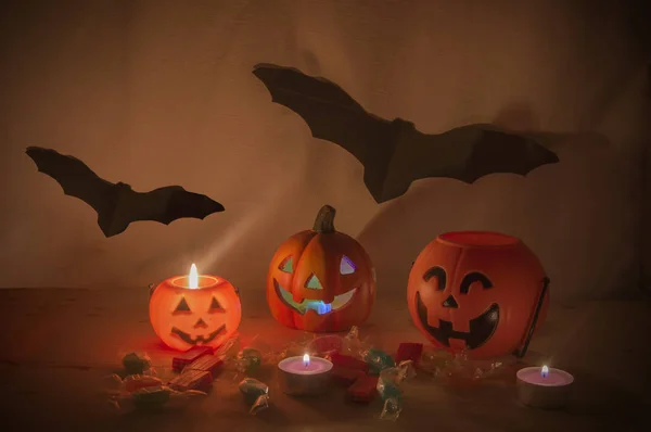Stillleben Mit Halloween Kürbis Bonbons Kerzen Und Fledermäusen Und Spinnweben — Stockfoto