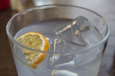 Limon ve buzlu bir bardak limonlu soda.