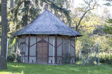 Madrid Campo del Moro 'nun tarihi bahçelerinde metal çitlerle çevrili ahşap pavyon. İspanya