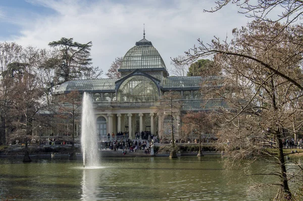 秋天的一天 在马德里的退休公园里 一个水塘在前面的水晶宫的图片 西班牙 — 图库照片