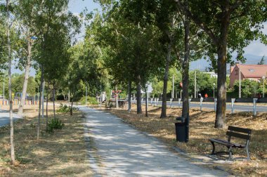 Torrijos, Toledo 'da banklar ve gölgeli ağaçlarla yürüyün. İspanya.