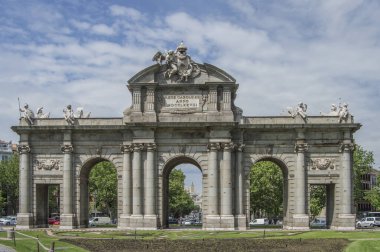 Madrid 'deki Alcala' nın muazzam taş kapısı. İspanya