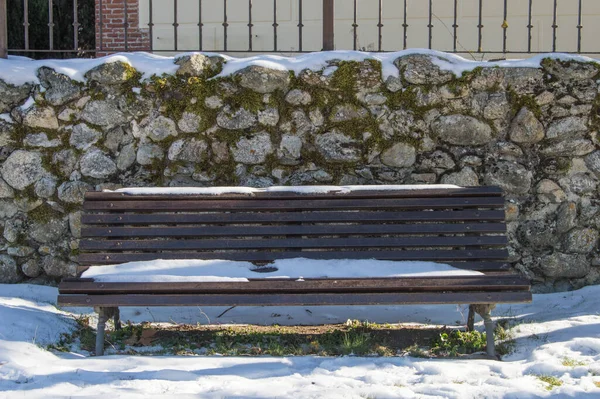 Träbänk Med Snö Isolerad Framför Stenmur Finsk Skog Rascafria Provinsen — Stockfoto