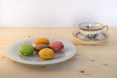 Renkli makaronlu tabak ve ahşap tahtada izole edilmiş iki tabak.