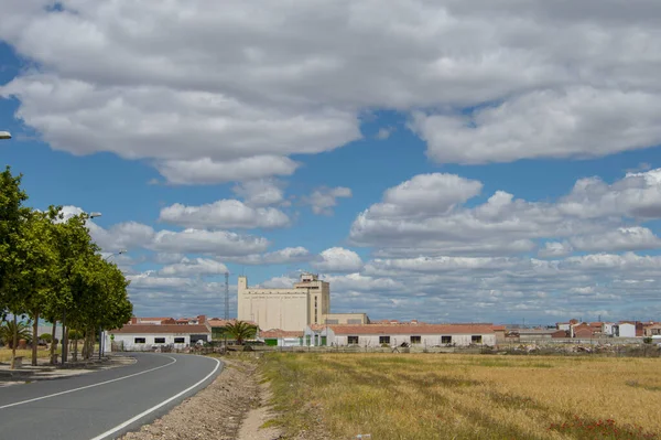 Silnice Pole Budovami Obloha Mraky Provincii Torrijos Toledu Španělsko — Stock fotografie