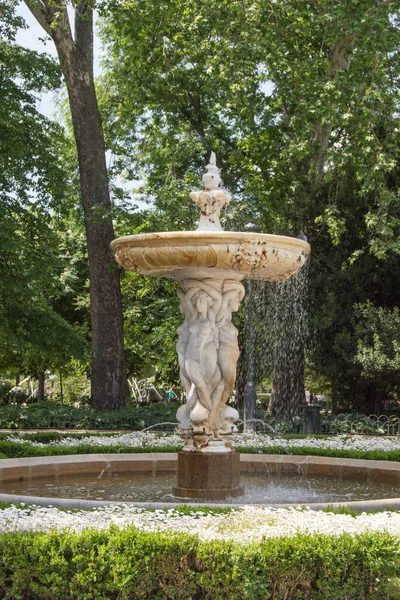Fuente Piedra Ornamental Con Figuras Femeninas Parque Del Retiro Madrid —  Fotos de Stock