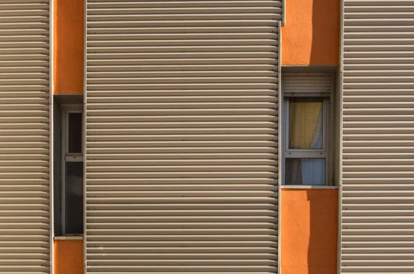 Fachada Con Dos Estrechas Ventanas Naranjas Edificio Madrileño España — Foto de Stock