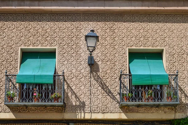 Fasáda Zdobená Geometrickými Reliéfy Dvěma Balkony Zelenými Markýzami Lampou Uprostřed — Stock fotografie
