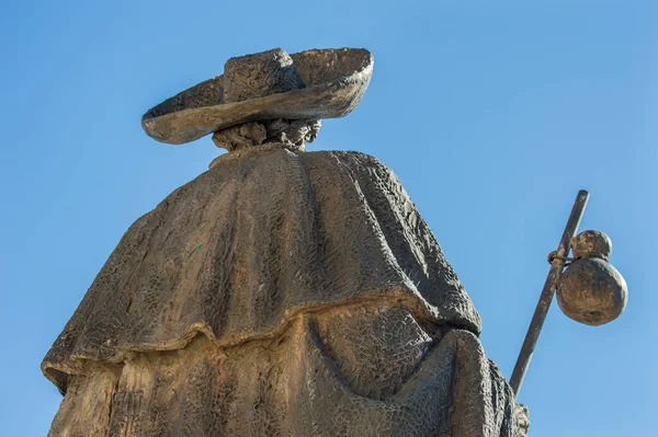 Bronzová Socha Apoštola Jakuba Zezadu Izolovaná Modrém Pozadí Oblohy — Stock fotografie