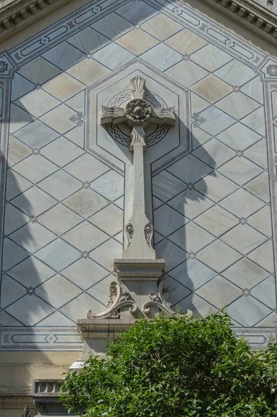 Neobyzantinisches Steinkreuz Der Außenfassade Der Kirche San Manuel Und San — Stockfoto