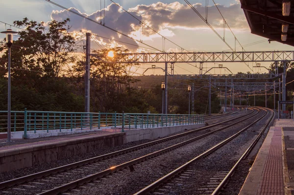 Tory Kolejowe Perony Zachodzie Słońca Dworcu Kolejowym Las Navas Del — Zdjęcie stockowe