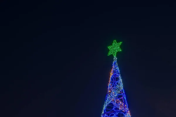 Weihnachtsblaulicht Tanne Mit Grünem Stern Fragment Auf Einer Straße Madrid — Stockfoto