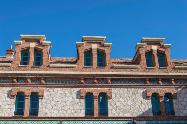 Madrid 'de 19. yüzyıldan kalma yeşil çerçeveli tuğla ve taş cephe. İspanya