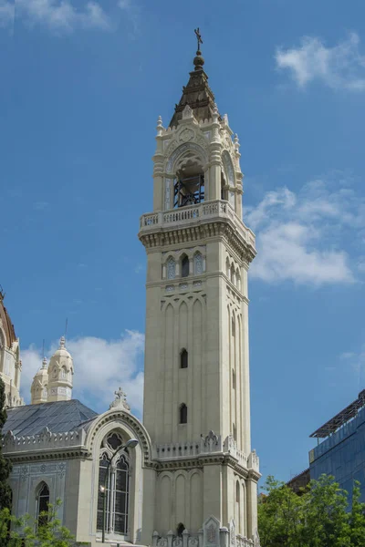 Wieża Dzwonnica Neobizantyjskiego Kościoła San Manuel San Benito Madrycie Hiszpania — Zdjęcie stockowe