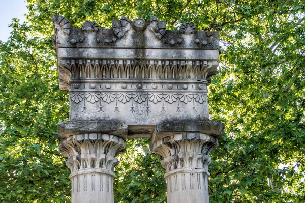 이집트 양식으로 기둥들과 텔들이 마드리드의 시드로 공원에 고립되어 있었다 스페인 — 스톡 사진