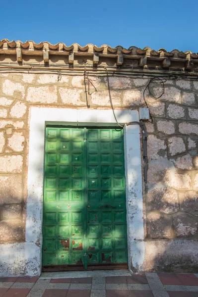 Vecchia Porta Ferro Verde Facciata Pietra Una Casa Rurale Villaggio — Foto Stock