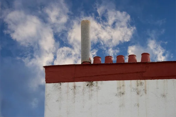 Schoorstenen Dak Van Een Gebouw Madrid Boven Lucht Wolken — Stockfoto