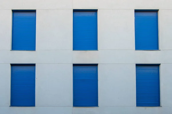 Fasada Budynku Sześcioma Pionowymi Oknami Zamykanymi Niebieskimi Okiennicami — Zdjęcie stockowe