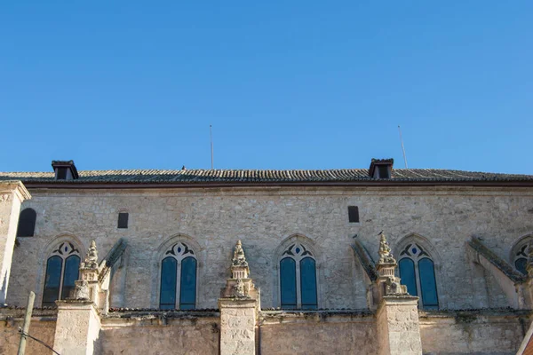 Gotische Fenster Der Stiftskirche Des Allerheiligsten Sakraments Torrijos Provinz Toledo lizenzfreie Stockbilder
