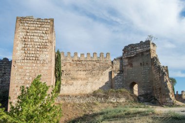Toledo 'daki Escalona şatosunun kalıntılarından çıkan sivri bir kemerli dış taş duvar. İspanya.