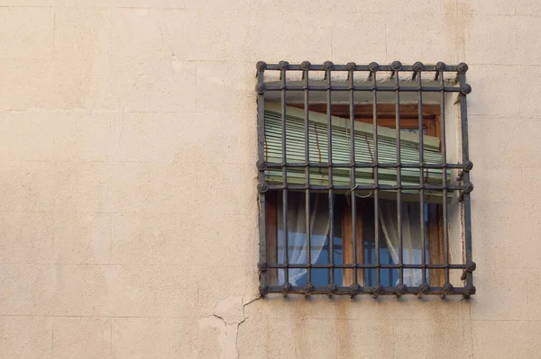 Старый Фасад Окном Зеленым Слепым Металлическим Забором — стоковое фото