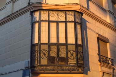 Balkon oriel, Toledo İspanya 'da bir evde cam ve demirle kaplıdır.