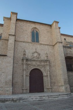 Torrijos, Toledo 'daki Gotik Rönesans kilisesi cephesinde kapı ve pencere var. İspanya