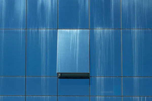 Fachada Vidrio Oficina Color Azul Con Una Ventana Abierta — Foto de Stock