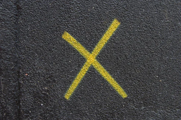 Schwarzer Asphalt Einer Straße Mit Einem Gelben Zeichen — Stockfoto