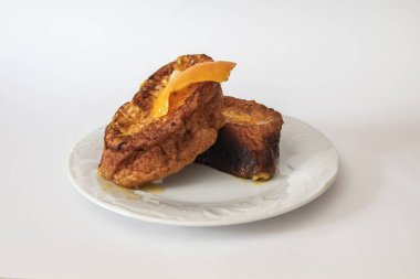 Beyaz arka planda izole edilmiş üç Torrijas İspanyol tostu.