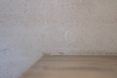 Ahşap raf ile beyaz beton duvar