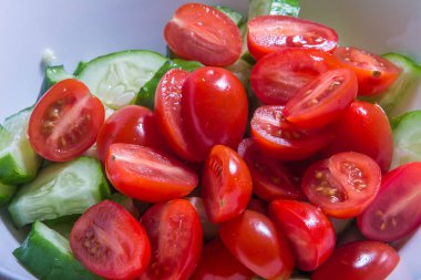 salatalık ve domates salatası beyaz plaka üzerinde