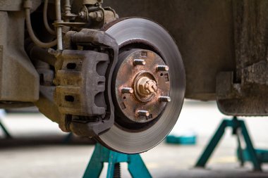 kaldırılan tekerlekler üzerinde Vale ile fren diskleri üstünde belgili tanımlık makine. tekerlek yedek