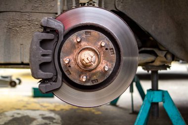 kaldırılan tekerlekler üzerinde Vale ile fren diskleri üstünde belgili tanımlık makine. tekerlek yedek