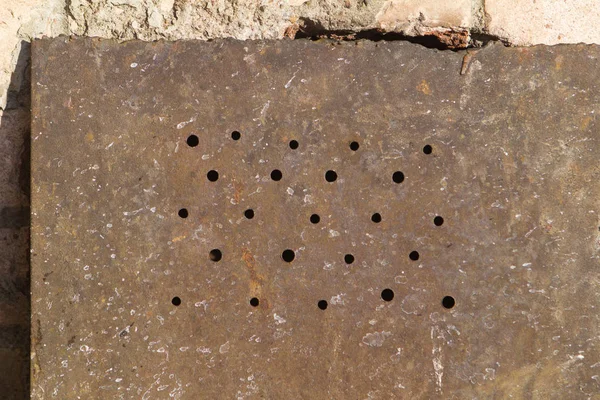Placa oxidada de hierro con muchos agujeros — Foto de Stock