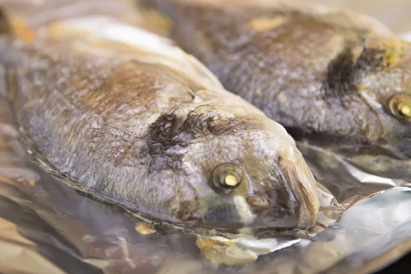 Peixe dorado inteiro grelhado cozido em papel alumínio — Fotografia de Stock